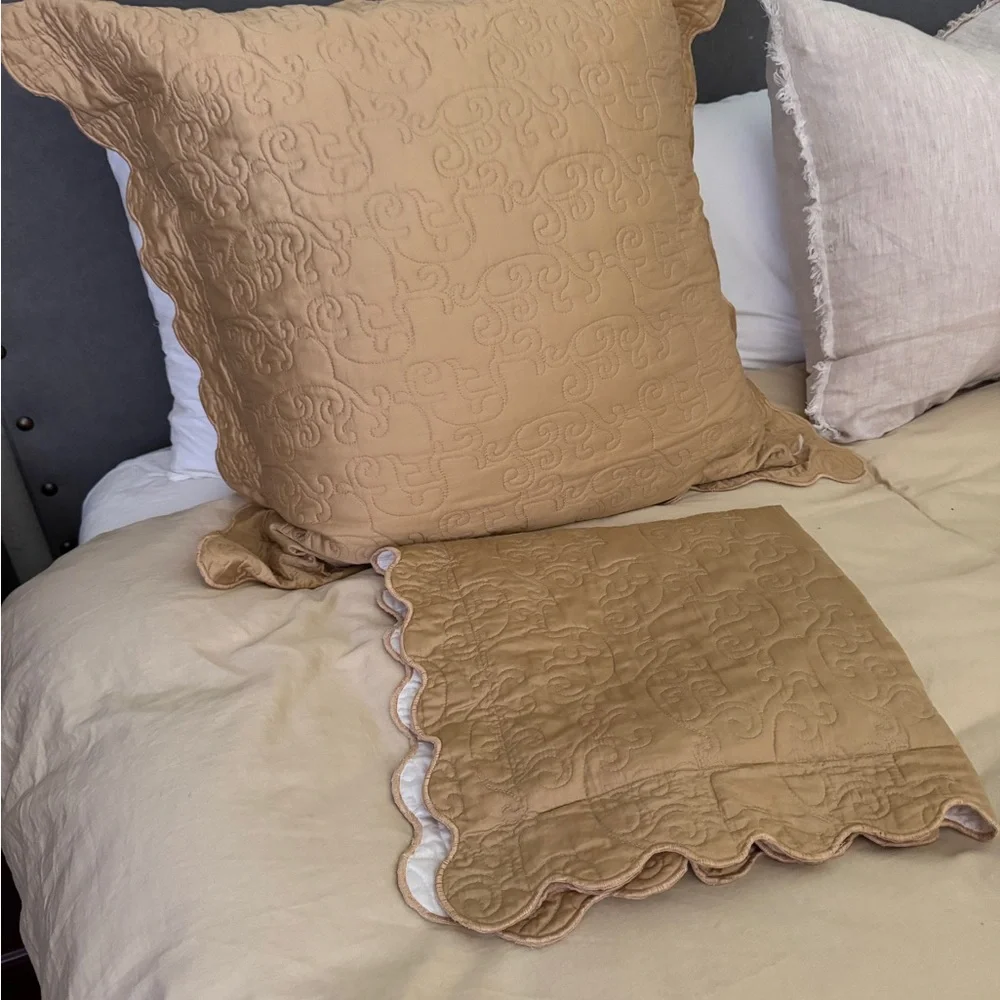 Elegant Tan and White Quilted Bedding Set - Picture 1 of 4